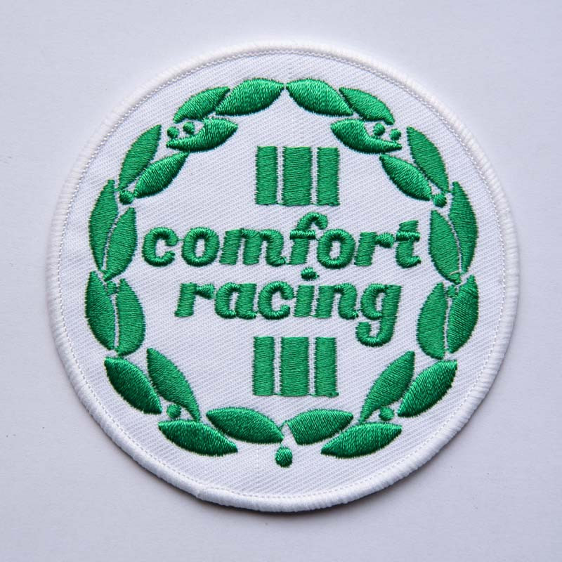 Broderat märke med Comfort Racing logo