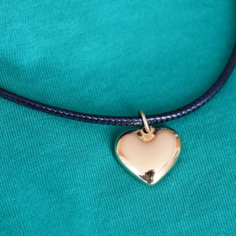 Halsband med hjärta i guld.