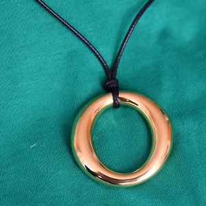 Guldhalsband med vaxat snöre.