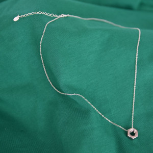 Halsband med mutter.
