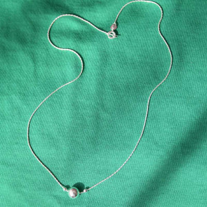 Halsband i återvunnet silver.