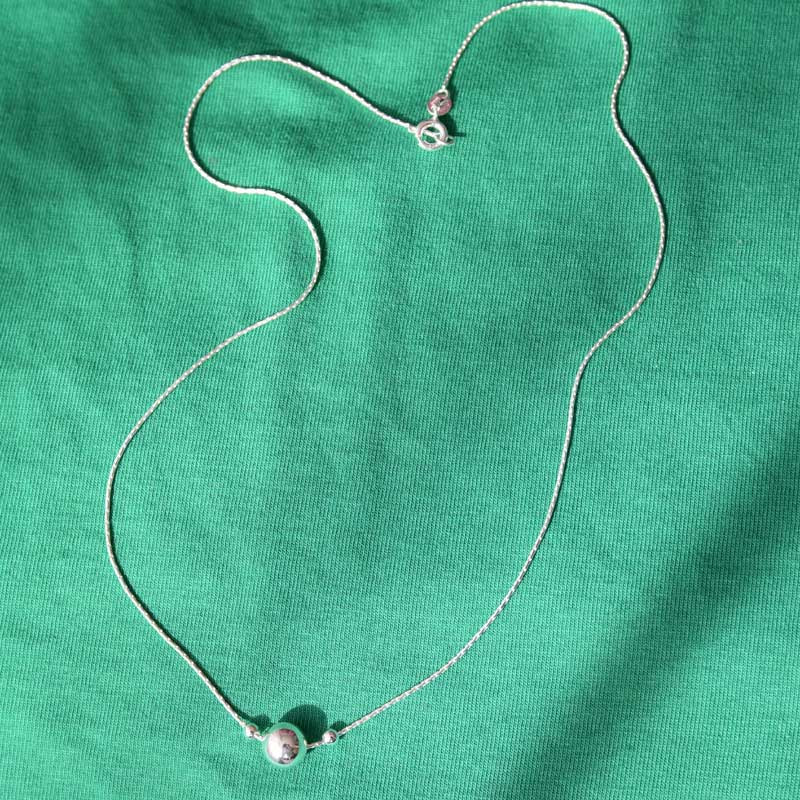 Halsband i återvunnet silver.