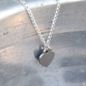 Silverhalsband med hjärta i stål.