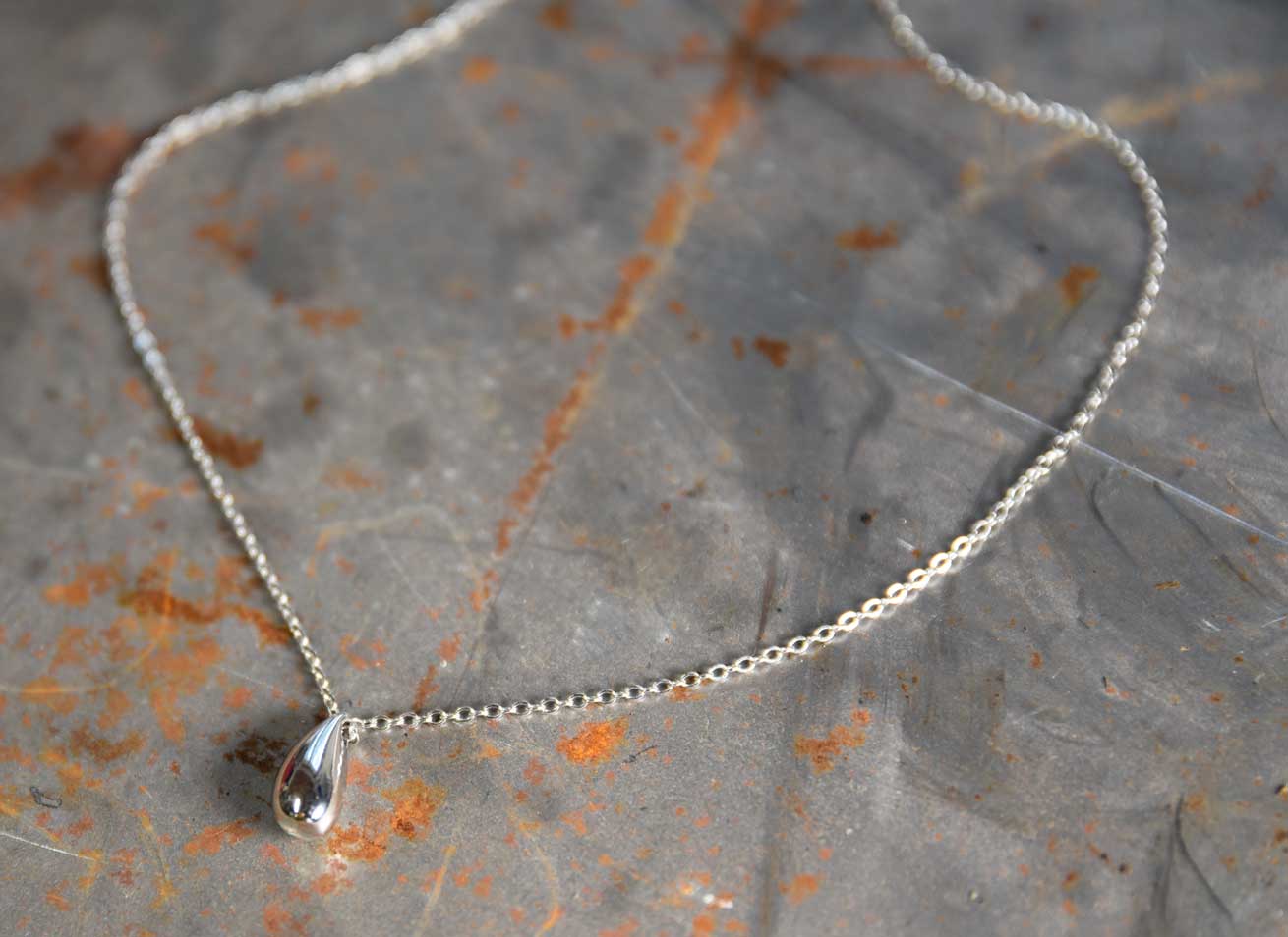 Silverhalsband med tunn silverkedja.